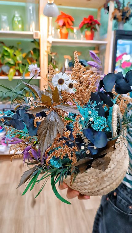 Capazo Azul de Flores Secas y Preservadas