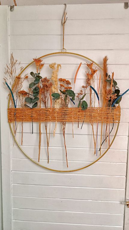 Corona Dorada de Flores Secas